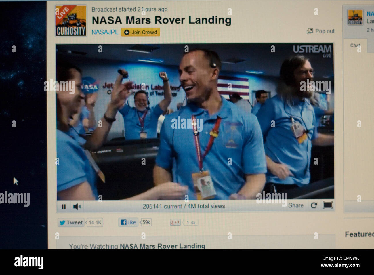 6. August 2012. USA. Live-Stream der NASA Mars Rover Landung. Eine Computer-Ansicht der NASA-Ingenieure feiern in der Leitwarte des Jet Propulsion Laboratory am California Institute of Technology in Pasadena Kalifornien Sekunden nachdem der Rover Curiosity landete sicher auf der Oberfläche des Mars. Stockfoto