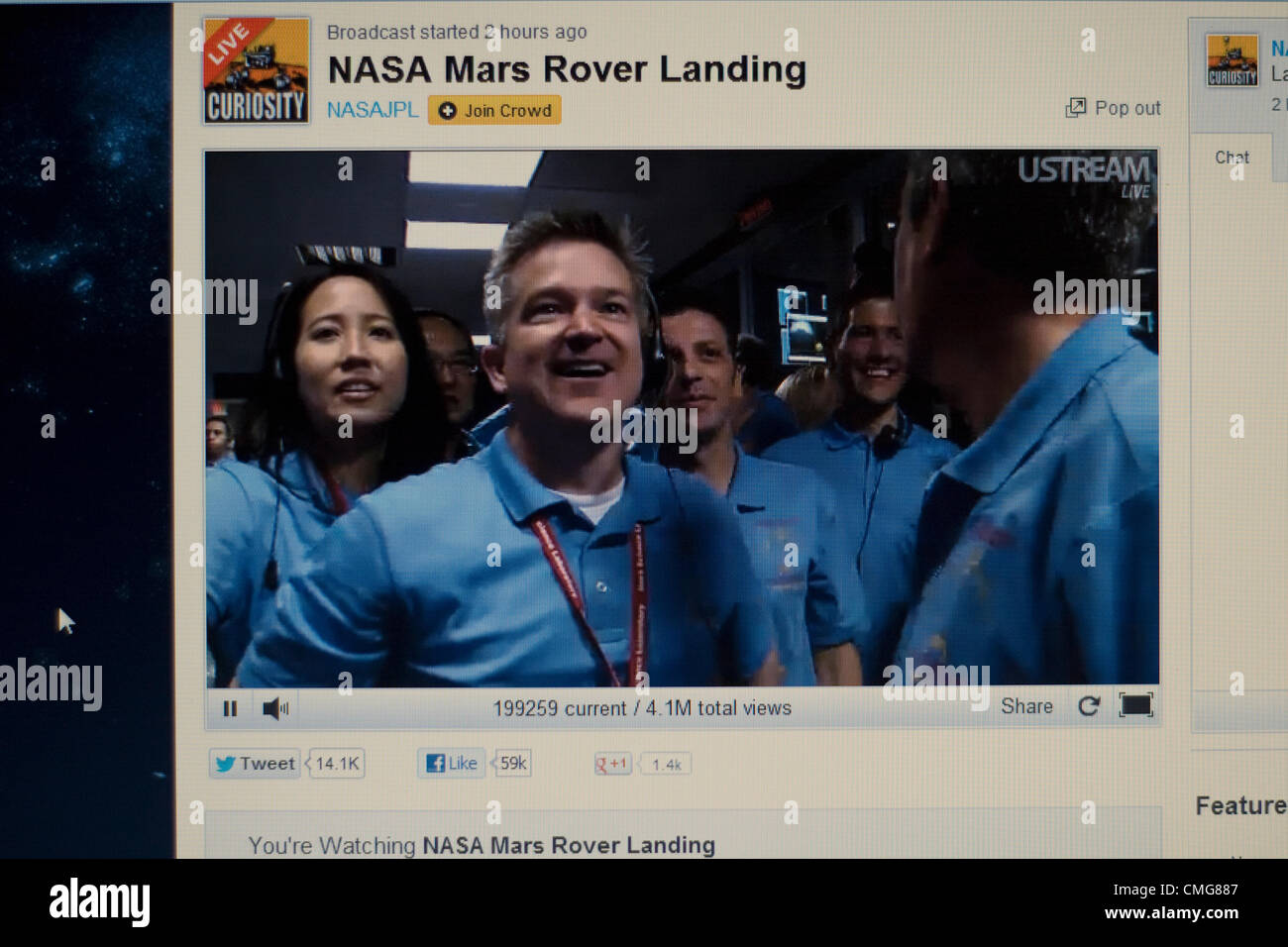 6. August 2012. USA. Live-Stream der NASA Mars Rover Landung. Computer Bildschirm Blick auf NASA-Ingenieure feiern in der Leitwarte des Jet Propulsion Laboratory am California Institute of Technology in Pasadena Kalifornien Sekunden nachdem der Rover Curiosity sicher auf der Oberfläche des Mars landete Stockfoto