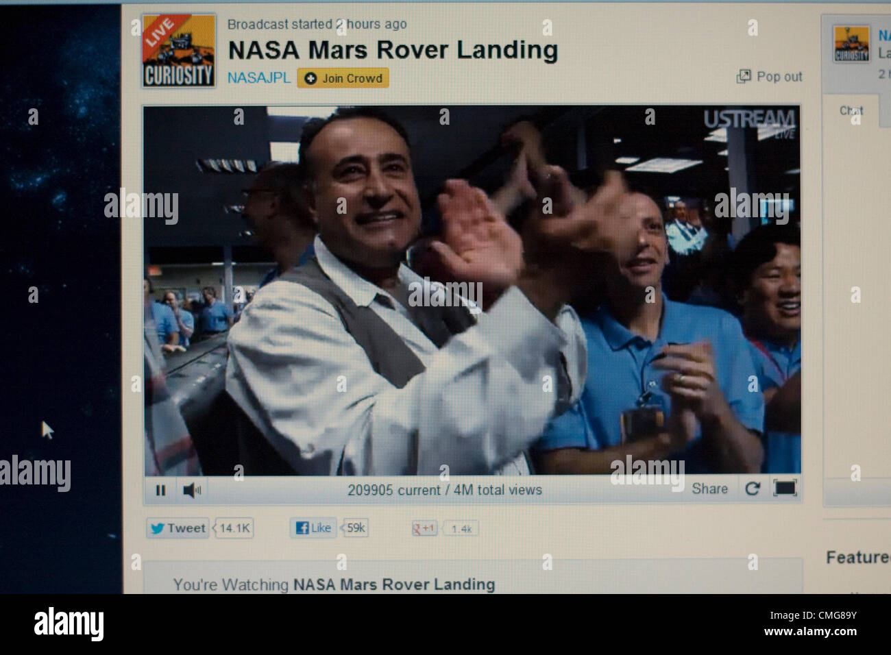 6. August 2012. USA. Live-Stream der NASA Mars Rover Landung. Eine Computer-Ansicht der NASA-Ingenieure feiern die ersten Bilder geschickt zurück in den Kontrollraum des Jet Propulsion Laboratory am California Institute of Technology in Pasadena Kalifornien Minuten nachdem der Rover Curiosity sicher auf der Oberfläche des Mars landete Stockfoto