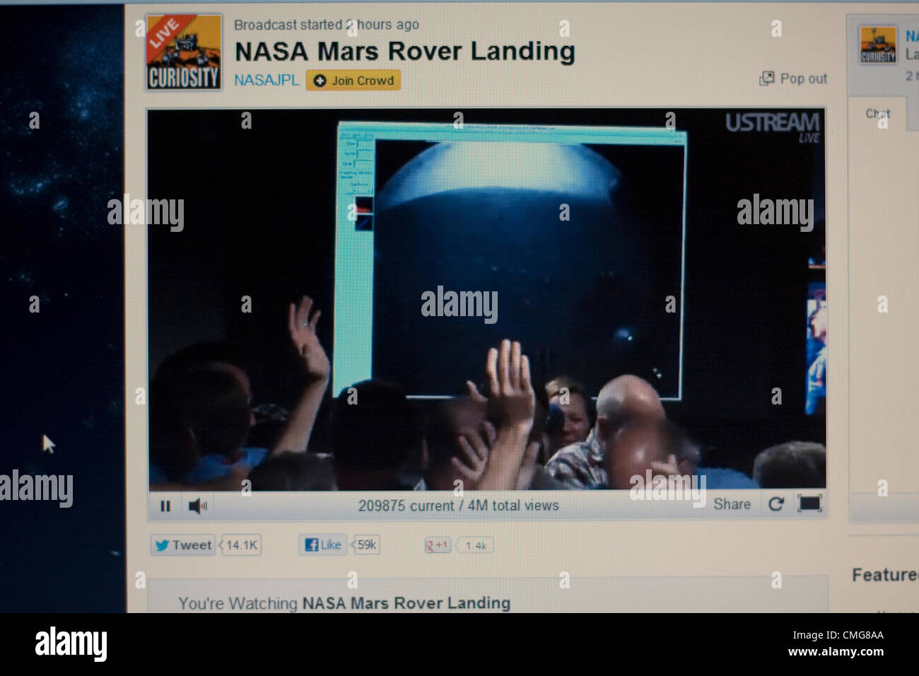 6. August 2012. USA. Live-Stream der NASA Mars Rover Landung. Ein Computerbildschirm anzeigen der NASA-Ingenieure, wie sie feiern die ersten Bilder geschickt zurück in den Kontrollraum des Jet Propulsion Laboratory am California Institute of Technology in Pasadena Kalifornien Minuten nachdem der Rover Curiosity sicher auf der Oberfläche des Mars landete Stockfoto