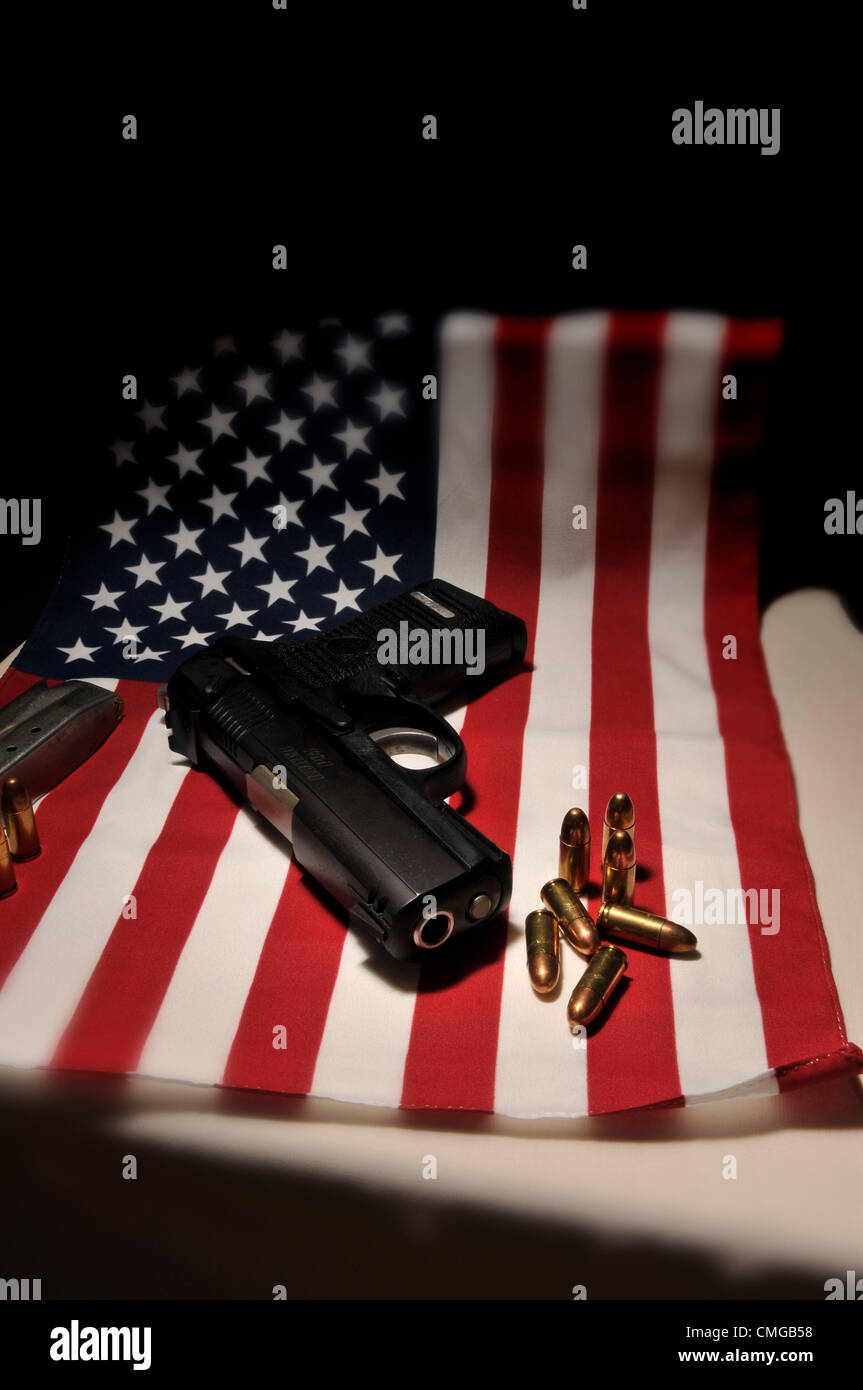 Eine Ruger 9mm Pistole mit einer amerikanischen Flagge befindet sich im Besitz amerikanischen Staatsbürger glaubt an das Recht und das Recht, Waffen zu tragen, da durch die US-Verfassung am 5. August 2012, in Tucson, Arizona, USA geschützt. Stockfoto