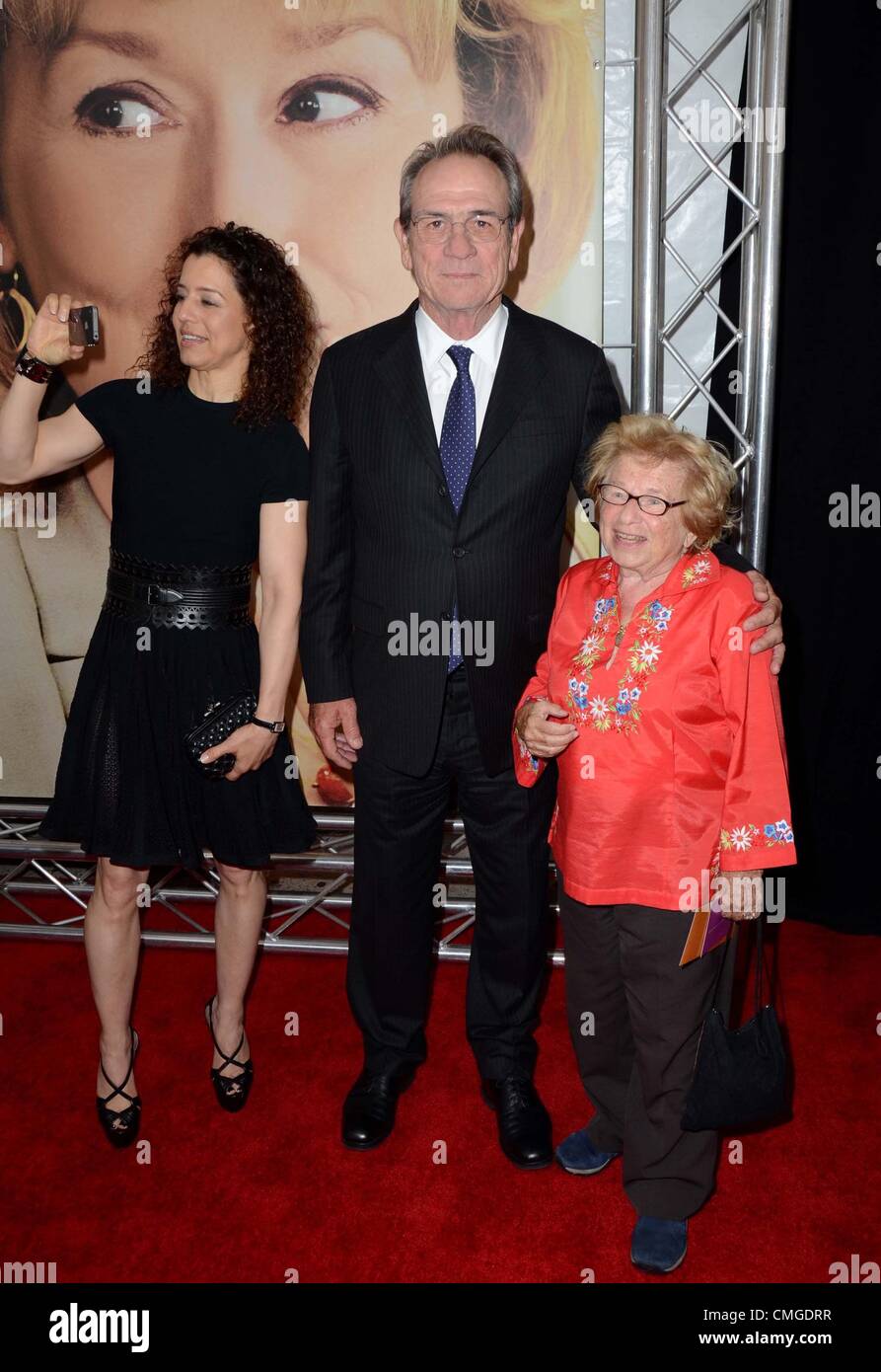 Usa Dawn Laurel Jones Tommy Lee Jones Dr Ruth Westheimer Im Ankunftsbereich Fur Hope Springs Premiere School Of Visual Arts Sva Theater New York Ny 6 August 2012 Foto Von Derek Sturm Everett