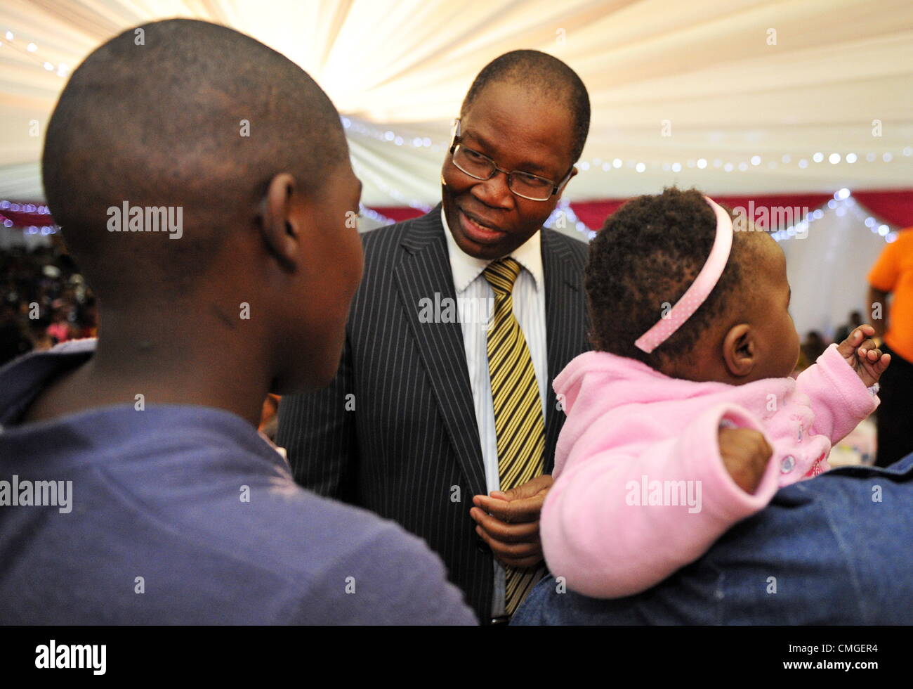 PORT ELIZABETH, Südafrika: Correctional Services Minister Sbu Ndebele besucht Gefangenen während eines Besuchs in St. Albans Justizvollzugsanstalt am 6. August 2012 in Port Elizabeth, Südafrika. Der Minister auch Pakete an Mütter für Frauen Monat ausgehändigt. (Foto von Gallo Images / Foto24 / Werner Hügel) Stockfoto