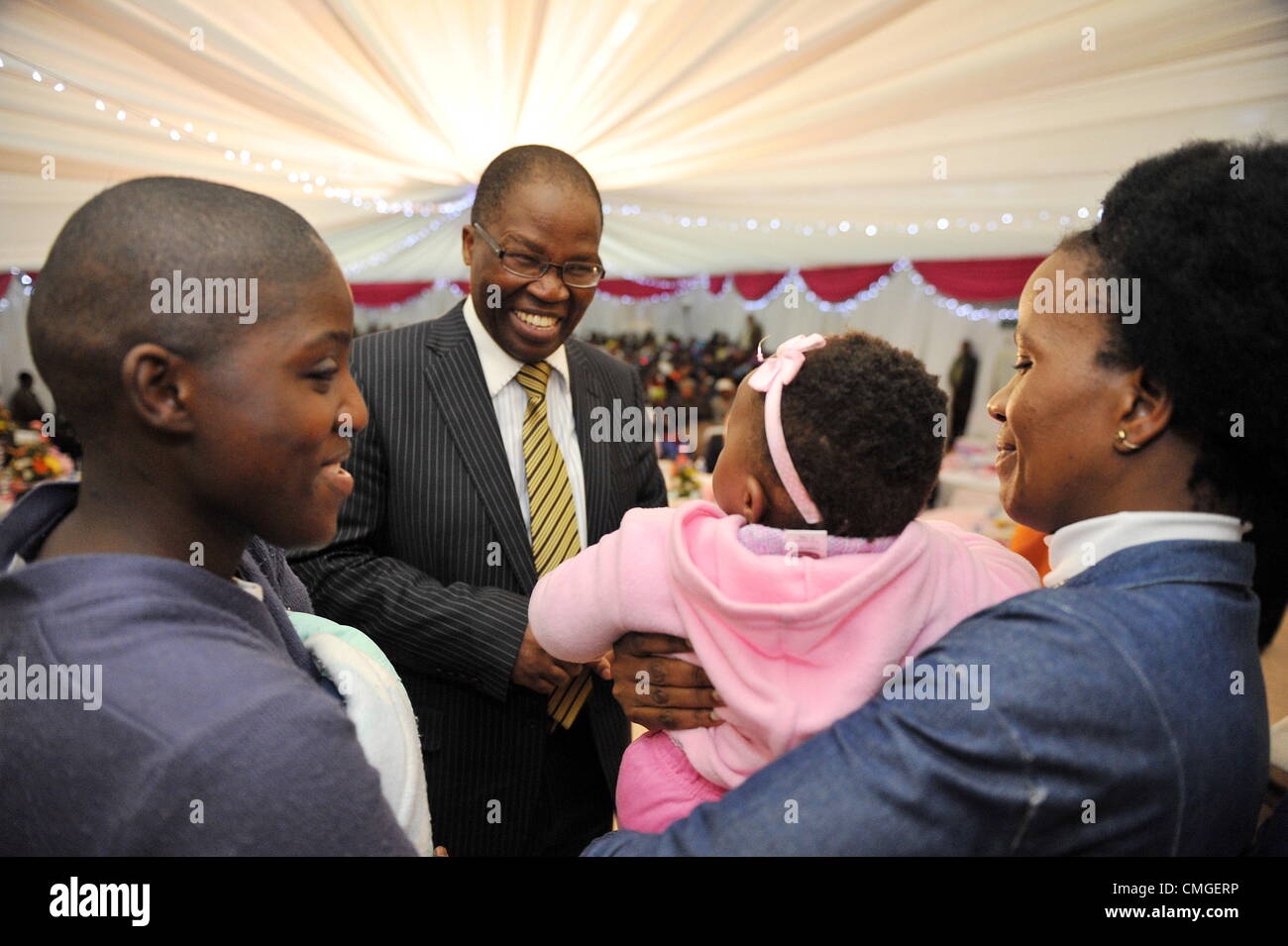 PORT ELIZABETH, Südafrika: Correctional Services Minister Sbu Ndebele besucht Gefangenen während eines Besuchs in St. Albans Justizvollzugsanstalt am 6. August 2012 in Port Elizabeth, Südafrika. Der Minister auch Pakete an Mütter für Frauen Monat ausgehändigt. (Foto von Gallo Images / Foto24 / Werner Hügel) Stockfoto