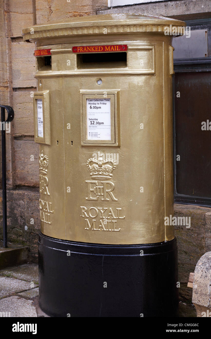 UK Montag, 6. August 2012. Königliche Post Gold lackiert Briefkasten am Sherborne, Dorset, Olympiasieger Peter Wilson zu erkennen Stockfoto