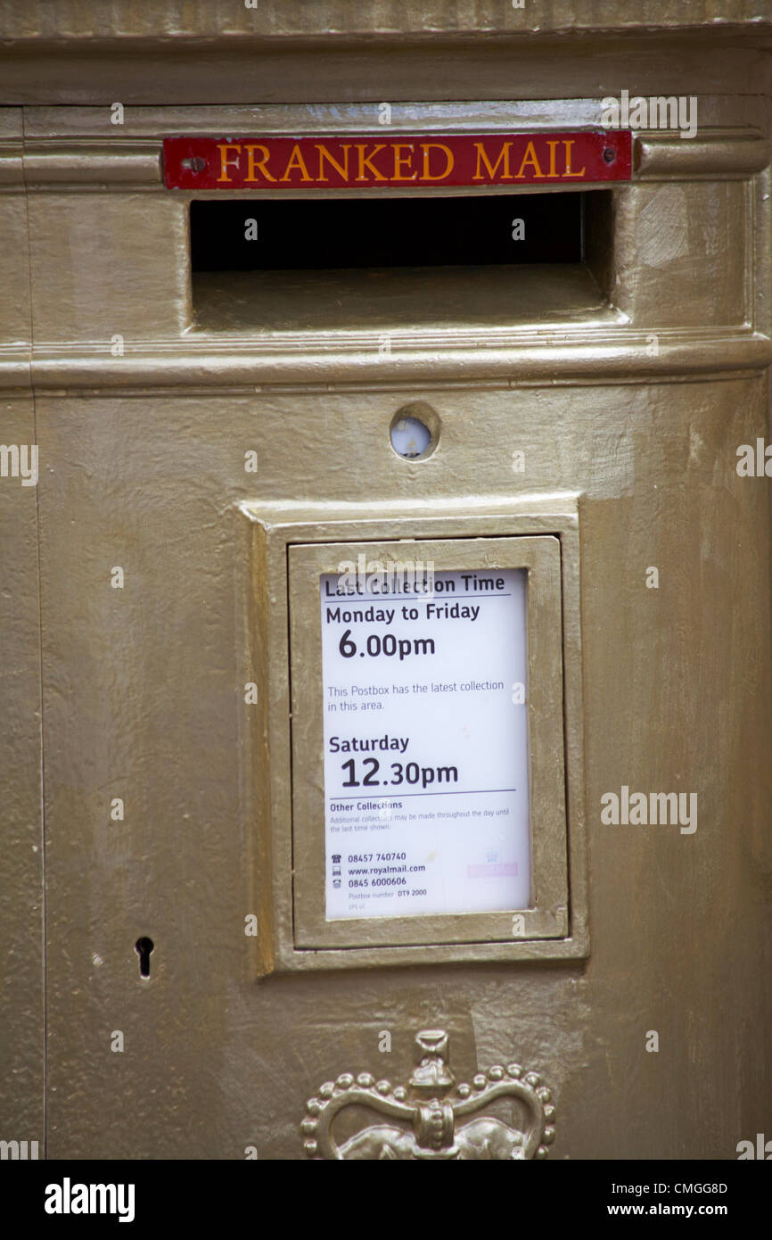 UK Montag, 6. August 2012. Königliche Post Gold lackiert Briefkasten am Sherborne, Dorset, Olympiasieger Peter Wilson zu erkennen Stockfoto
