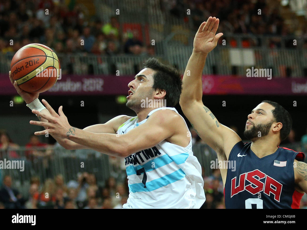 6. August 2012. 06.08.2012. London England. Facundo Campazzo (L) von Argentinien kämpft um den Ball mit Deron Williams von den Vereinigten Staaten bei der London 2012 Olympische Spiele Basketball Competition in London, Großbritannien, 6. August 2012. Stockfoto