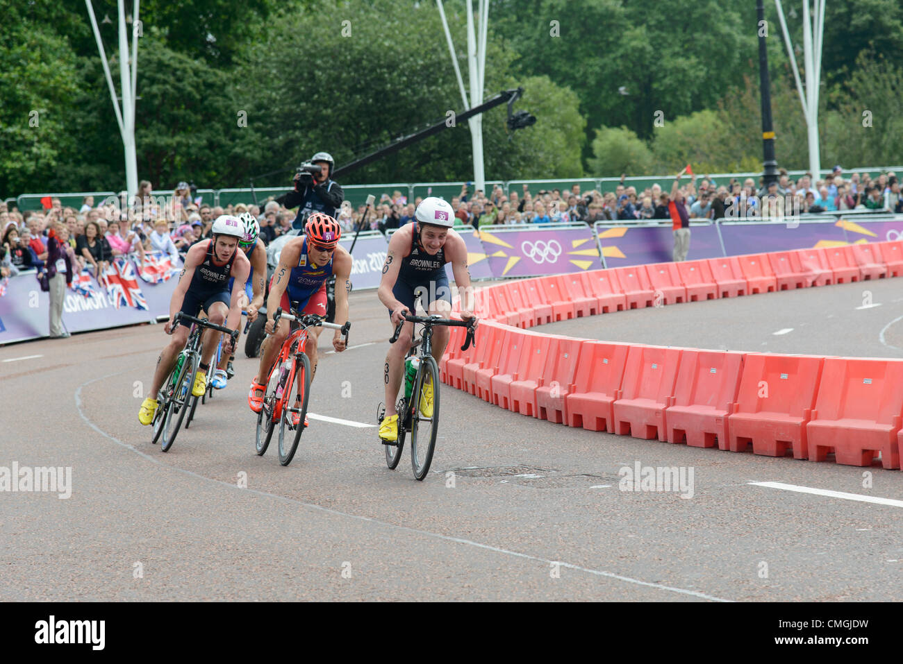 7. August 2012. Alistair Brownlee führt Spaniens Javier Gomez und sein Bruder Jonny während der ersten Schaltung der Zyklus-Phase des Olympischen Triathlon 2012. Alistair ging auf um Gold zu gewinnen, während Gomez Silber nahm und Jonny Bronze gewann. Stockfoto