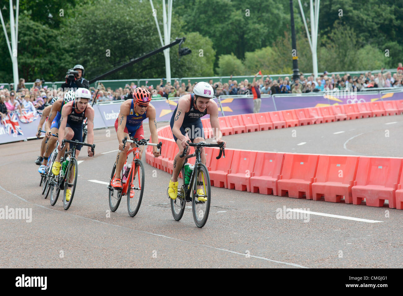 7. August 2012. Alistair Brownlee führt Spaniens Javier Gomez und sein Bruder Jonny während der ersten Schaltung der Zyklus-Phase des Olympischen Triathlon 2012. Alistair ging auf um Gold zu gewinnen, während Gomez Silber nahm und Jonny Bronze gewann. Stockfoto