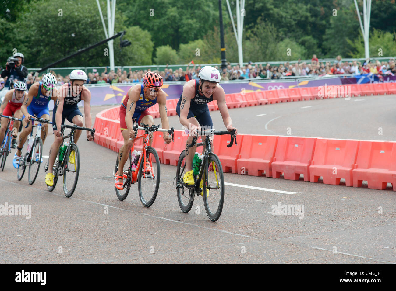 7. August 2012. Alistair Brownlee führt Spaniens Javier Gomez und sein Bruder Jonny während der ersten Schaltung der Zyklus-Phase des Olympischen Triathlon 2012. Alistair ging auf Gold zu gewinnen, Gomez nahm Silber und Jonny gewann Bronze. Stockfoto