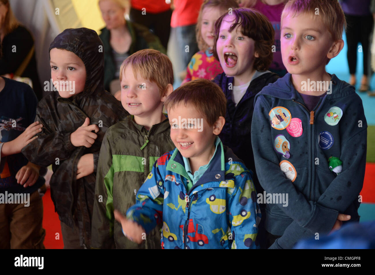 Dienstag, 7. August 2012 glücklich lachende Kinder am National Eisteddfod of Wales. Diese jährliche Kulturfestival findet in diesem Jahr auf einem stillgelegten Flugplatz in Wellenplan, in der Vale of Glamorgan, am Stadtrand von Cardiff Foto © Keith Morris Stockfoto