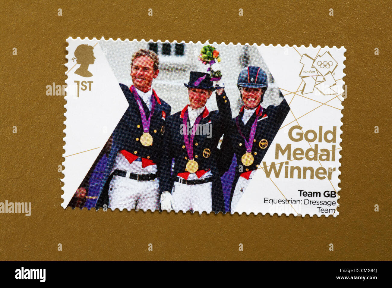 UK Mittwoch, 8. August 2012. Briefmarke zu Ehren-Goldmedaillen-Gewinner Team GB im Pferdesport Dressur-Team-Event. Stempel gekauft und steckte auf Gold Olympische Unterstützer zukommen. Bildnachweis: Carolyn Jenkins / Alamy Live News Stockfoto