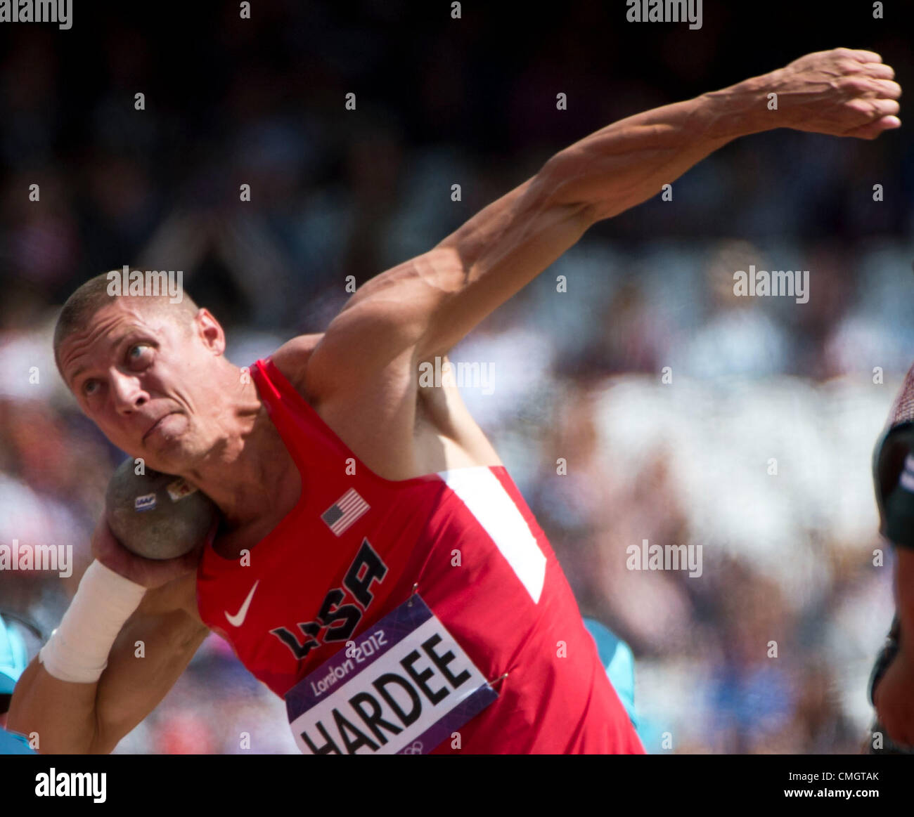 8. August 2012 - London, England, Vereinigtes Königreich - Trey Hardee (USA) Thows in der Männer Zehnkampf Kugelstoßen in der London Olympics 2012 im Olympiastadion am 8. August 2012 in London, Vereinigtes Königreich. (Kredit-Bild: © Paul Kitagaki Jr./ZUMAPRESS.com) Stockfoto