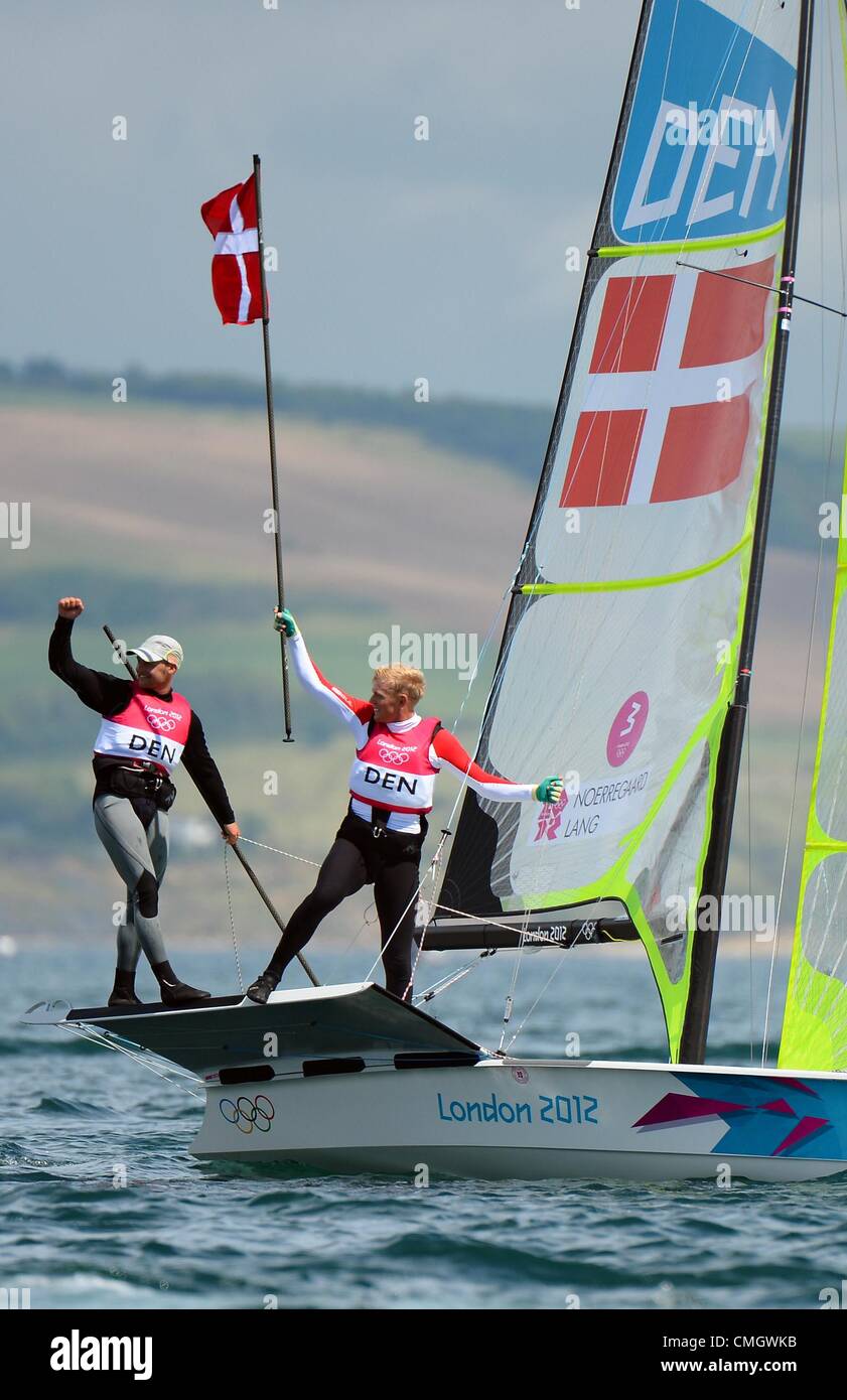 Olympisches Segeln, Aktion während der London 2012 Olympische Spiele bei Weymouth & Portland Veranstaltungsort, Dorset, England, UK.  Allan Norregaard und Peter Lang von Dänemark gewinnt Bronze in der 49er Jolle Medaille Männerrennen 8. August 2012 Stockfoto