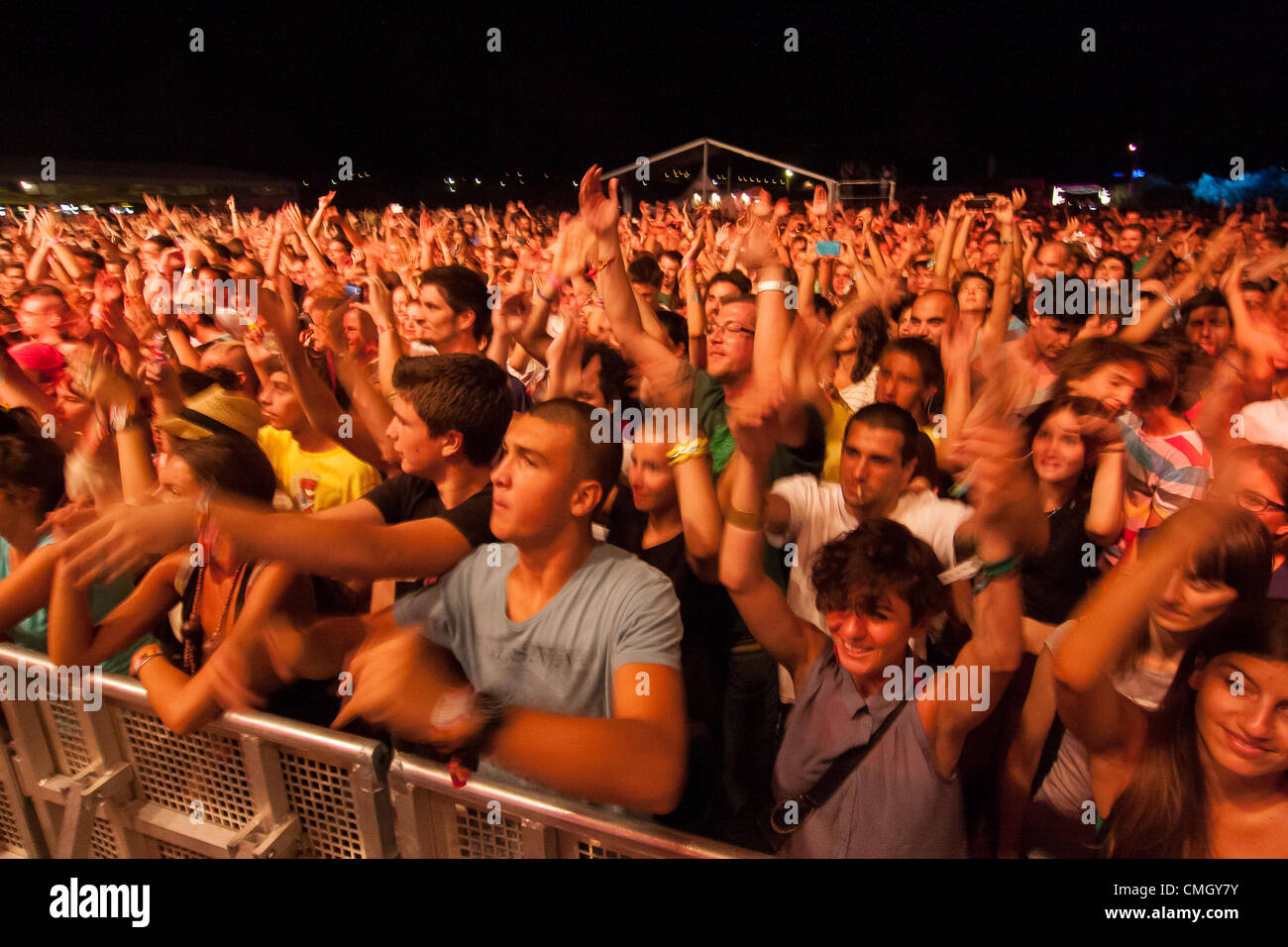 SIBENIK, Kroatien, Mittwoch, 8. August 2012. Menge genießt eine Performance von der legendären Roots Crew auf dem Terraneo-Musik-Festival in Šibenik, Kroatien. Stockfoto