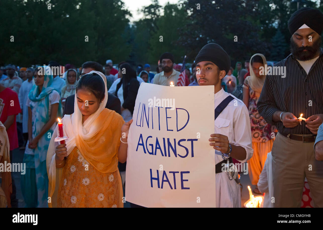 Plymouth, Michigan - Hunderte von Detroit Bereich Sikhs statt eine Totenwache Service und Kerzenlicht auf der versteckten fällt Gurdwara (Tempel) für Opfer der Wisconsin Dreharbeiten. Sechs Sikhs wurden während eines Gottesdienstes in einem Tempel in der Nähe von Milwaukee von Wade Michael Page, ein weißes Supremacist getötet. Stockfoto