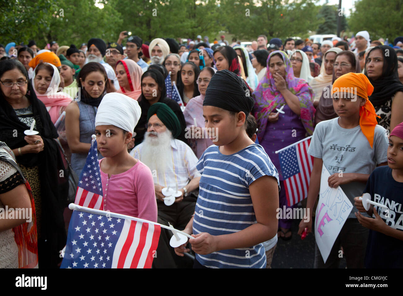 Plymouth, Michigan - Hunderte von Detroit Bereich Sikhs statt eine Totenwache Service und Kerzenlicht auf der versteckten fällt Gurdwara (Tempel) für Opfer der Wisconsin Dreharbeiten. Sechs Sikhs wurden während eines Gottesdienstes in einem Tempel in der Nähe von Milwaukee von Wade Michael Page, ein weißes Supremacist getötet. Stockfoto