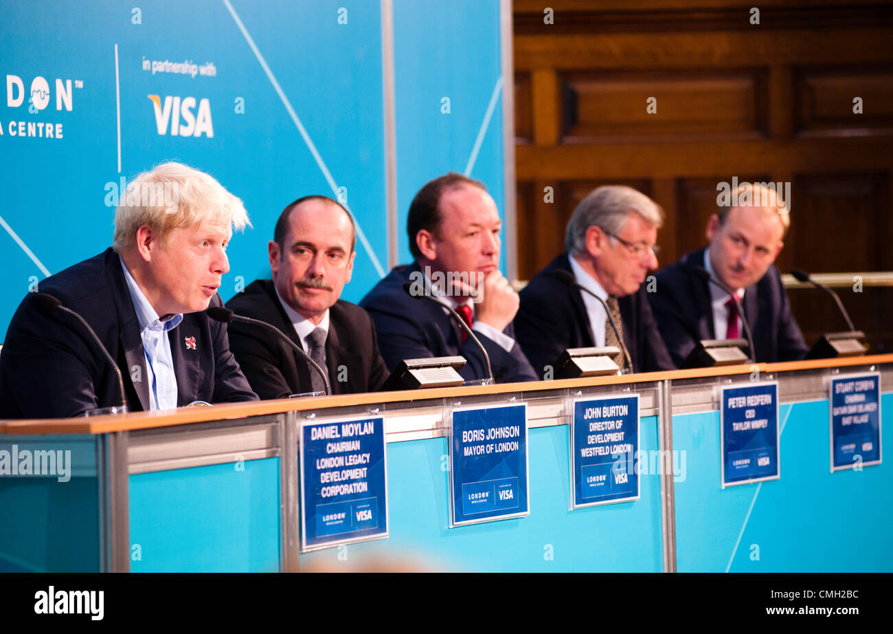 London, UK – 9. August 2012: Pressekonferenz "Liefert ein bleibendes Vermächtnis aus der Spiele in London 2012" im Pressezentrum Londoner Bürgermeister Boris Johnson, Daniel Moylan, Gavin Poole, John Burton, Stuart Corbyn und Peter Redfern, CEO von Taylor Wimpey... Bildnachweis: Pcruciatti / Alamy Live News Stockfoto