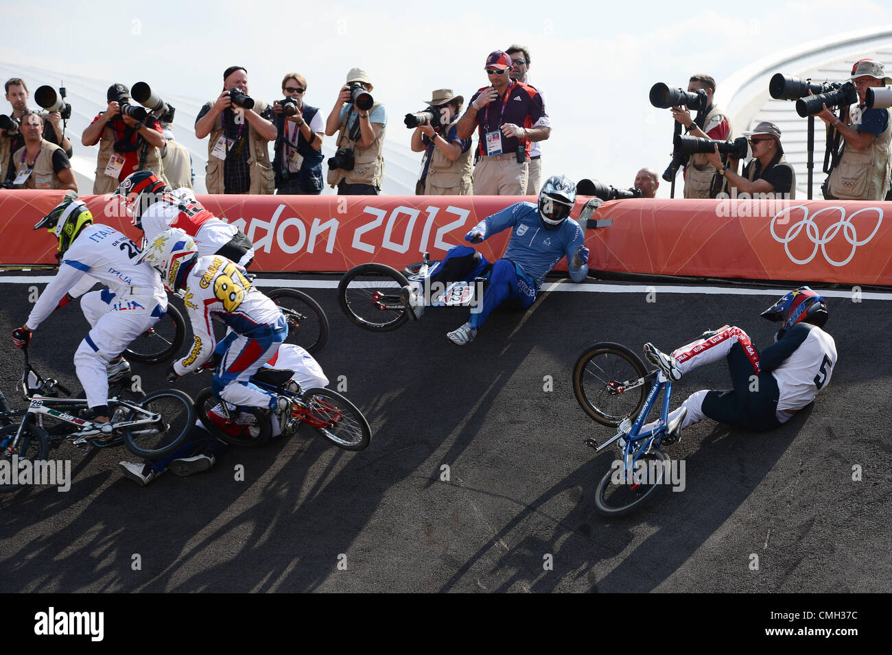 9. August 2012. LONDON, ENGLAND - 9. AUGUST, Ernesto Pizarro von Argentinien (322) und David Herman von den USA (5)-Absturz in der ersten Kurve während der BMX Seeding Run auf der BMX-Bahn am 9. August 2012 in London, England-Foto von Roger Sedres / Gallo Images Credit: Roger Sedres / Alamy Live News Stockfoto