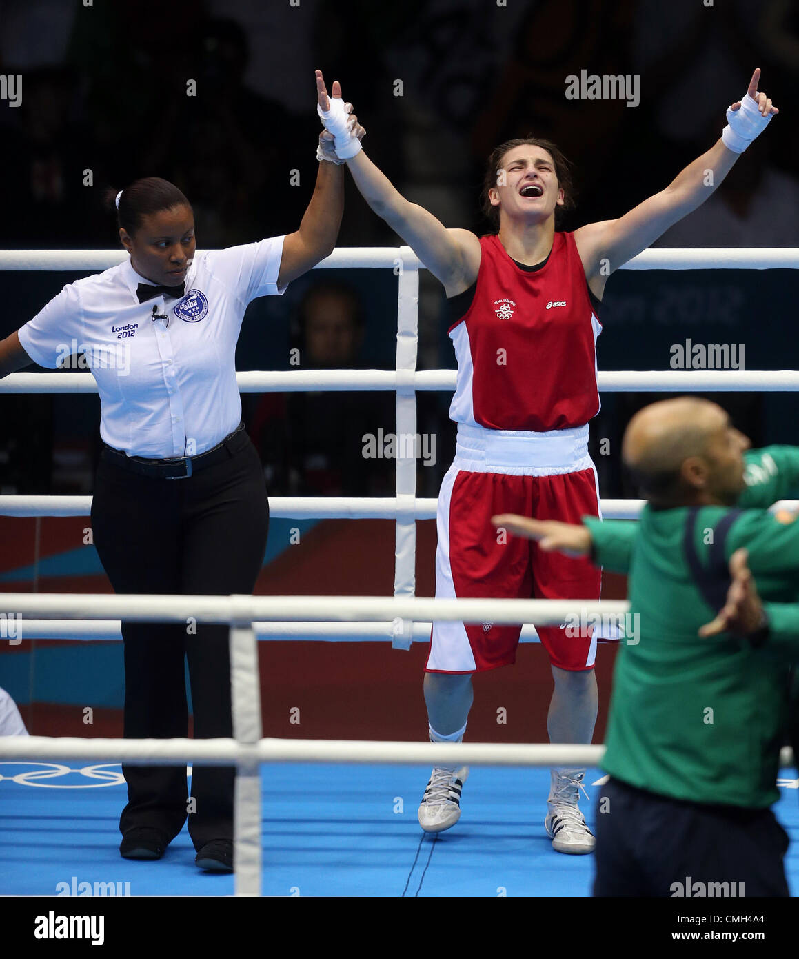 KATIE TAYLOR nimmt GOLD Irland Excel ARENA LONDON ENGLAND 9. August 2012 Stockfoto