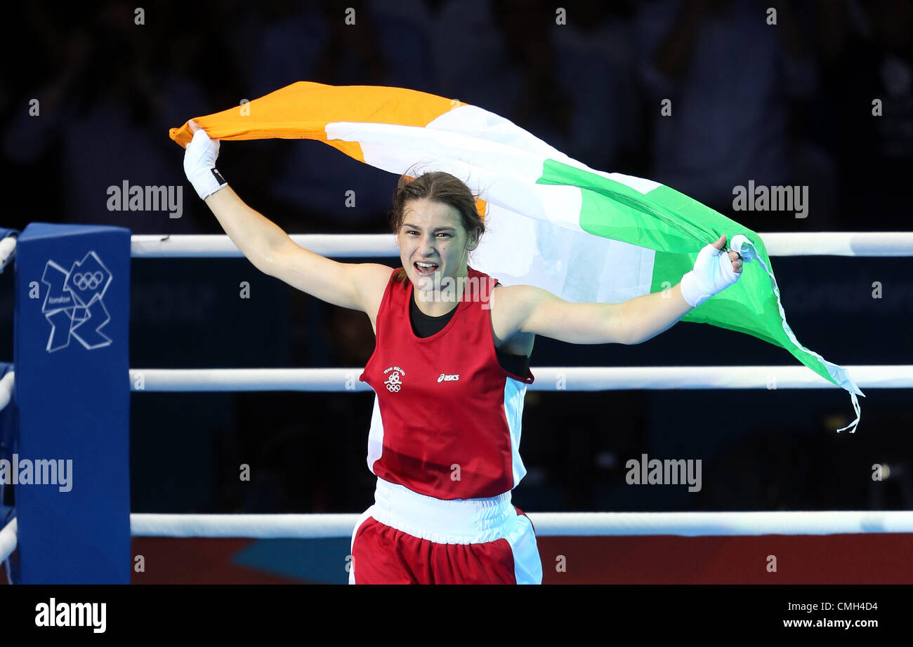 KATIE TAYLOR nimmt GOLD Irland Excel ARENA LONDON ENGLAND 9. August 2012 Stockfoto