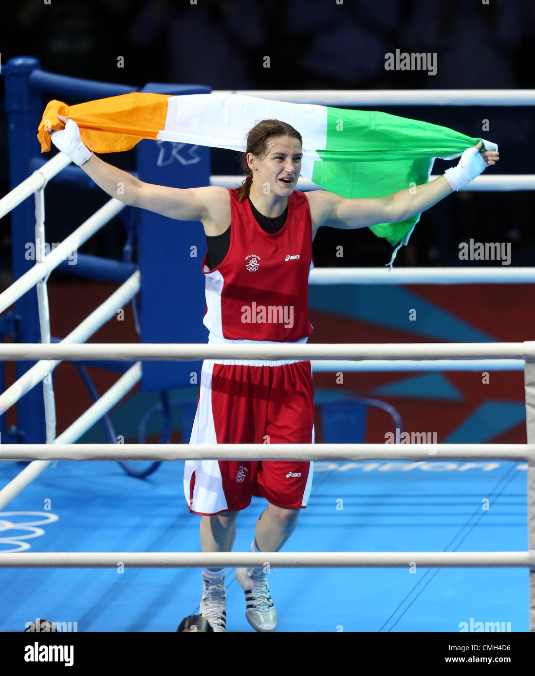 KATIE TAYLOR nimmt GOLD Irland Excel ARENA LONDON ENGLAND 9. August 2012 Stockfoto