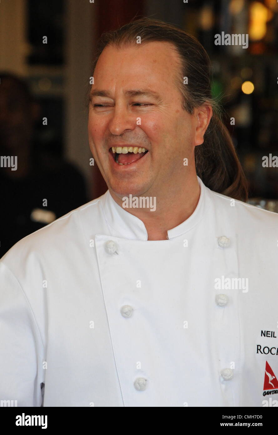 JOHANNESBURG, Südafrika: australische Spitzenkoch Neil Perry am 6. August 2012 im Level vier Restaurant von 54 auf Bad Hotel in Johannesburg, Südafrika. Perry hat ein besseres Verständnis der südafrikanischen Kochstile während einer Kochvorführung für das australische Fernsehen gefilmt. (Foto von Gallo Images / Duif du Toit) Stockfoto