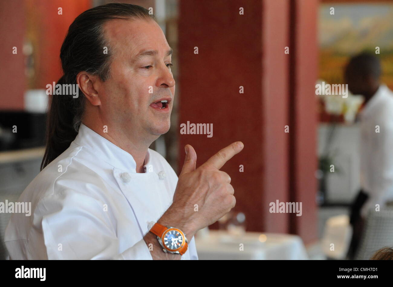 JOHANNESBURG, Südafrika: australische Spitzenkoch Neil Perry am 6. August 2012 im Level vier Restaurant von 54 auf Bad Hotel in Johannesburg, Südafrika. Perry hat ein besseres Verständnis der südafrikanischen Kochstile während einer Kochvorführung für das australische Fernsehen gefilmt. (Foto von Gallo Images / Duif du Toit) Stockfoto