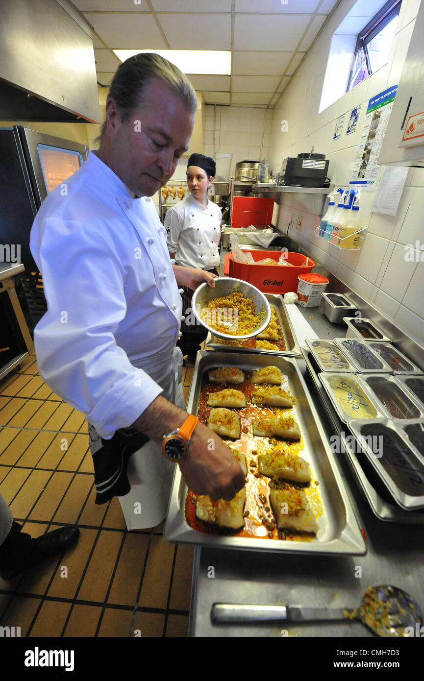 JOHANNESBURG, Südafrika: australische Spitzenkoch Neil Perry am 6. August 2012 in der Küche des Level vier Restaurants von 54 auf Bad Hotel in Johannesburg, Südafrika. Perry hat ein besseres Verständnis der südafrikanischen Kochstile während einer Kochvorführung für das australische Fernsehen gefilmt. (Foto von Gallo Images / Duif du Toit) Stockfoto