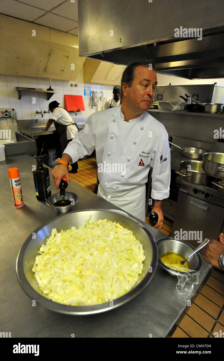 JOHANNESBURG, Südafrika: australische Spitzenkoch Neil Perry am 6. August 2012 in der Küche des Level vier Restaurants von 54 auf Bad Hotel in Johannesburg, Südafrika. Perry hat ein besseres Verständnis der südafrikanischen Kochstile während einer Kochvorführung für das australische Fernsehen gefilmt. (Foto von Gallo Images / Duif du Toit) Stockfoto