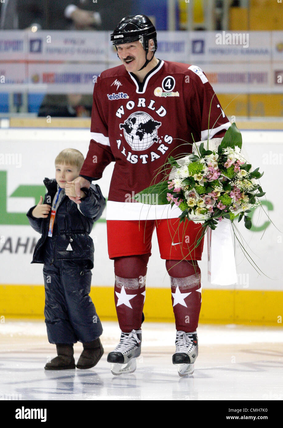 19. Dezember 2008 - Moskau, MOS, spielt Russland - Belarus-Lukashenko Eishockey in Moskau, Russland. Im Bild: Lukashenko mit seinem jüngsten Sohn Nikolai (Kolya) auf die Welt All Stars Vs Gazprom übereinstimmen. (Kredit-Bild: © PhotoXpress/ZUMAPRESS.com) Stockfoto