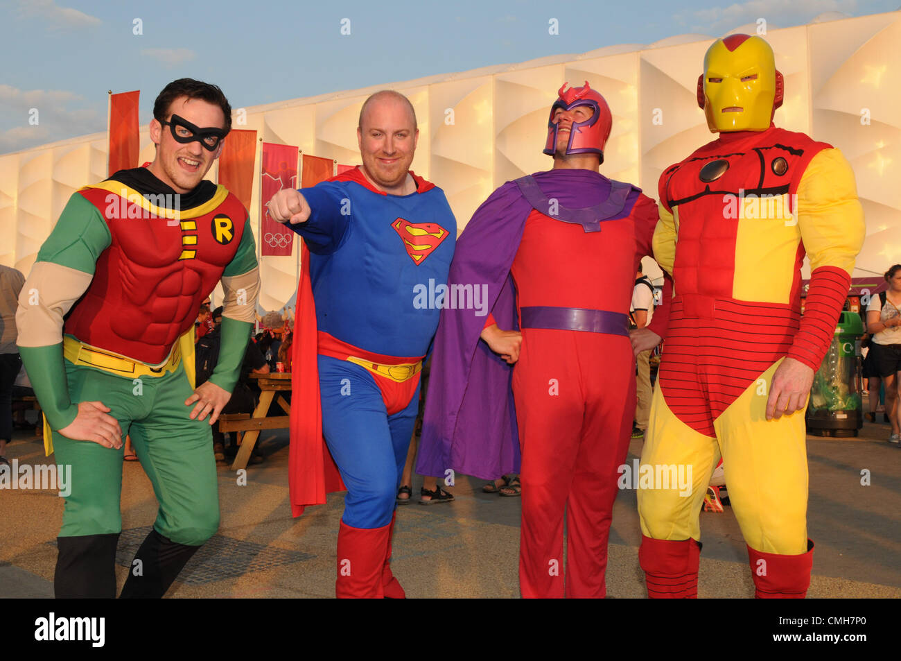 9. August 2012. Eine Gruppe von Olympia-Fans verkleidet als Superhelden genießen Sie die Atmosphäre im Olympiapark vor der Basketballarena in 2012 Olympic Park, London, 9. August 2012. Stockfoto