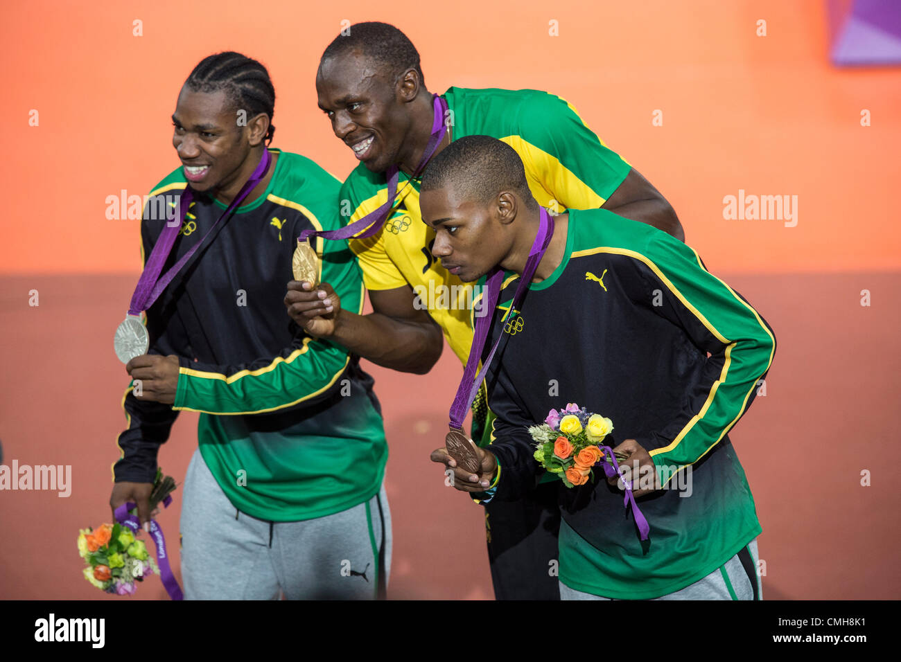 9. August 2012. Usain Bolt (JAM) mit seinem Gold Medaille für siegreiche Männer 200m Finale Witn Yohan Blake (JAM) silver,(L) und Warren Weir (Marmelade) Bronze bei den Olympischen Sommerspielen 2012 in London Stockfoto