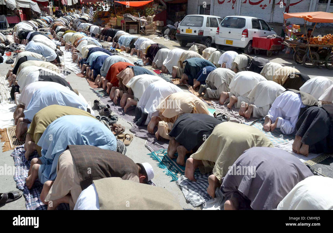 Gläubigen Muslime bieten dritten Freitagsgebet des Heiligen Monats Ramadan-Ul-Mubarak in Moschee in Quetta auf Freitag, 10. August 2012. Stockfoto