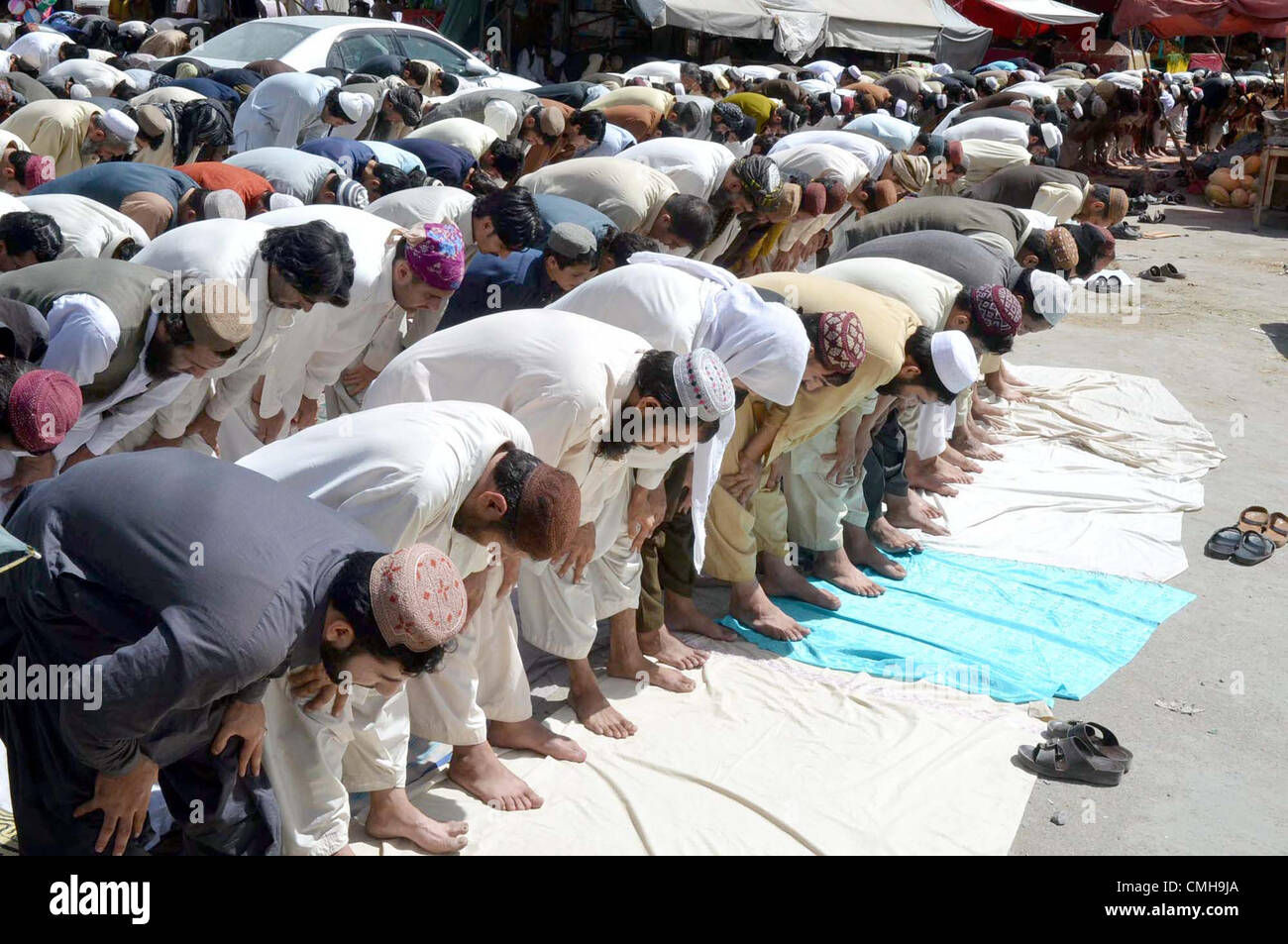 Gläubigen Muslime bieten dritten Freitagsgebet des Heiligen Monats Ramadan-Ul-Mubarak in Moschee in Quetta auf Freitag, 10. August 2012. Stockfoto