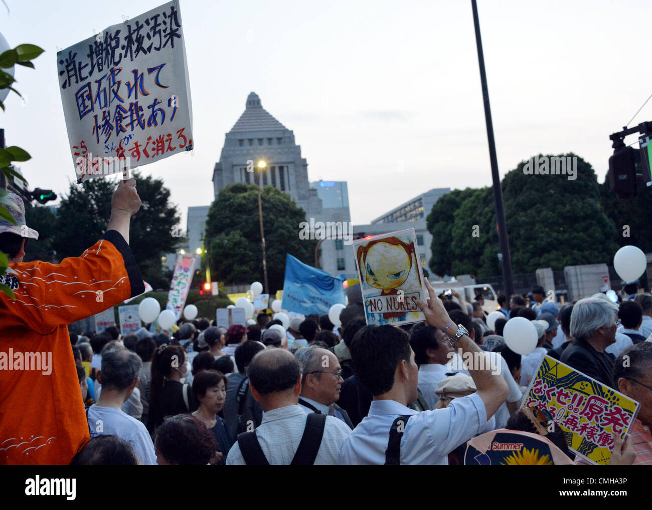 10. August 2012, Tokyo, Japan - inszenieren Gegner zu japanischen Regierungen Atompolitik eine friedliche Demonstration an die Ministerpräsidenten der Länder offizielle Residenz in Tokio am Freitag, 10. August 2012, gegen den Neustart von zwei Atomreaktoren in einem westlichen japanische Kraftwerk.<br><br>Die Anti-Nuke Protest ist inzwischen eine vertraute Szene im Herzen des Regierungsviertels. Premierminister Yoshihiko Noda sagte, er würde Treffen mit Vertretern von Bürgerinitiativen aber hat es angesichts der Kritik von innerhalb der Regierungspartei sowie Oppositionen verschoben. (Foto von Natsuki Sakai/AFLO) AYF - mis- Stockfoto