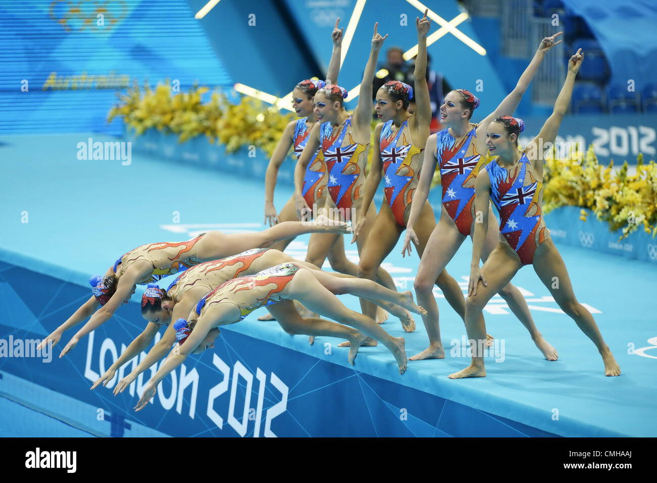 10. August 2012. 10.08.2012. London, ENGLAND; Australien spielt in der Frauen Teams synchron schwimmen frei Routine Finale am 14. Tag des London 2012 Olympische Spiele im Aquatics Centre. Stockfoto