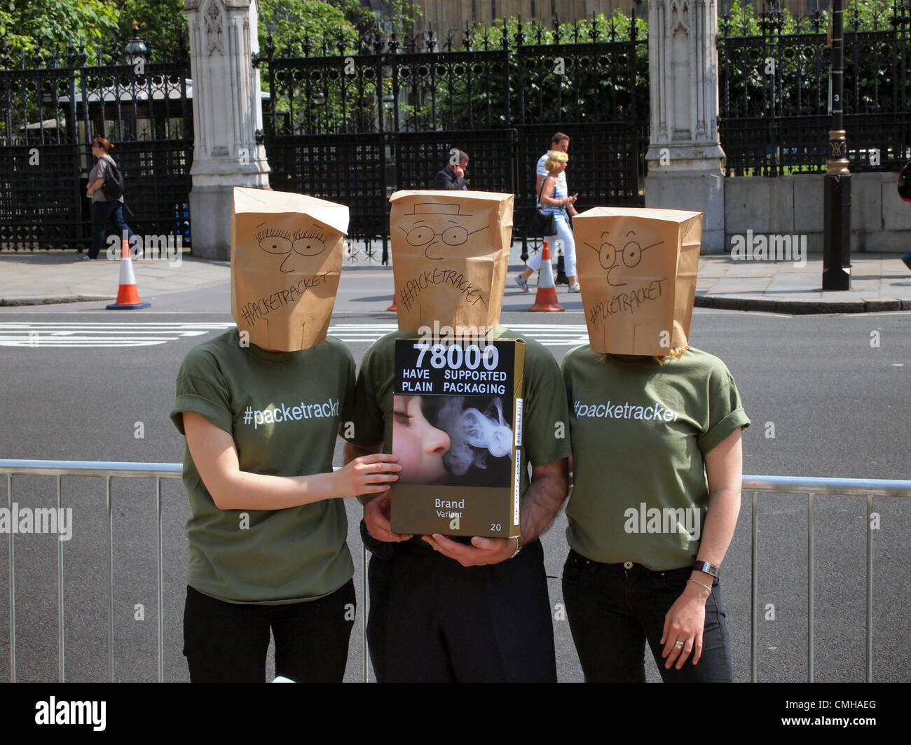 10. August 2012. Aktivisten für einfache Zigarette Verpackung im Vereinigten Königreich außerhalb der Houses of Parliament, London, UK, 10. August 2012. Bildnachweis: Michael Matthews / Alamy Live News Stockfoto