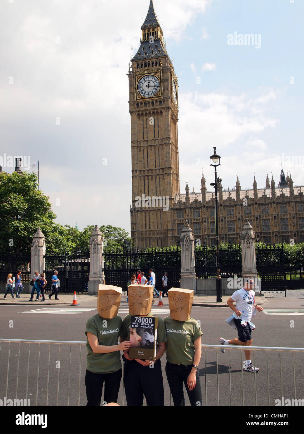 10. August 2012. Aktivisten für einfache Zigarette Verpackung im Vereinigten Königreich außerhalb der Houses of Parliament, London, UK, 10. August 2012. Bildnachweis: Michael Matthews / Alamy Live News Stockfoto