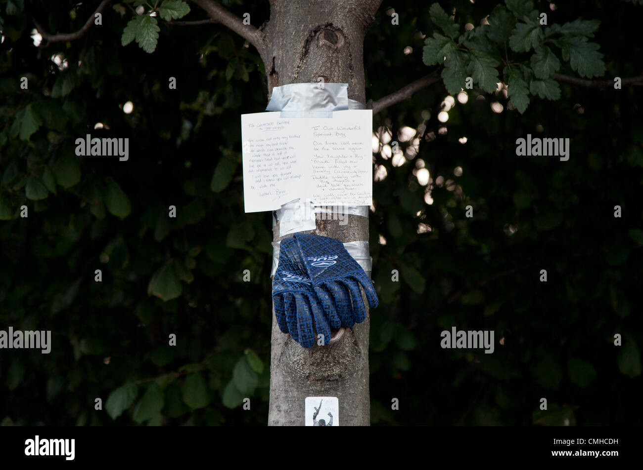 London, UK-10. August 2012-Nachrichten bleiben auf dem Gelände der Vigilie für Dan Harris verstorbenen nach Überfahren einen Bus in der Nähe von Olympic Park. Stockfoto