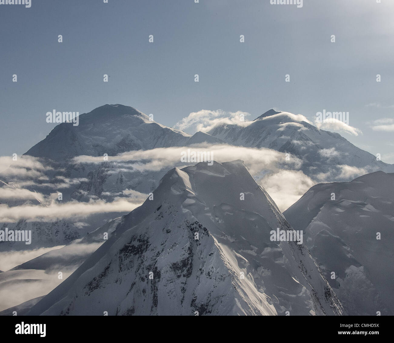 26. Juni 2012 - Alaska, US - Schichten von Wolken dramatisch bisect Schnee verkleidet Mt McKinley, die höchsten Berggipfel in Nordamerika. Es ist das Herzstück des Denali Nationalpark und Reservat, dominieren die Landschaft mit einem Gipfel Höhe von 20.320 ft (6, 194Â m) über dem Meeresspiegel. Auf der linken Seite ist die 20.320 ft (6, 194Â m) South Peak, rechts 19.470 ft (5, 934Â m) North Peak. Im Vordergrund sind Teile des Mt. Silverthrone. (Kredit-Bild: © Arnold Drapkin/ZUMAPRESS.com) Stockfoto