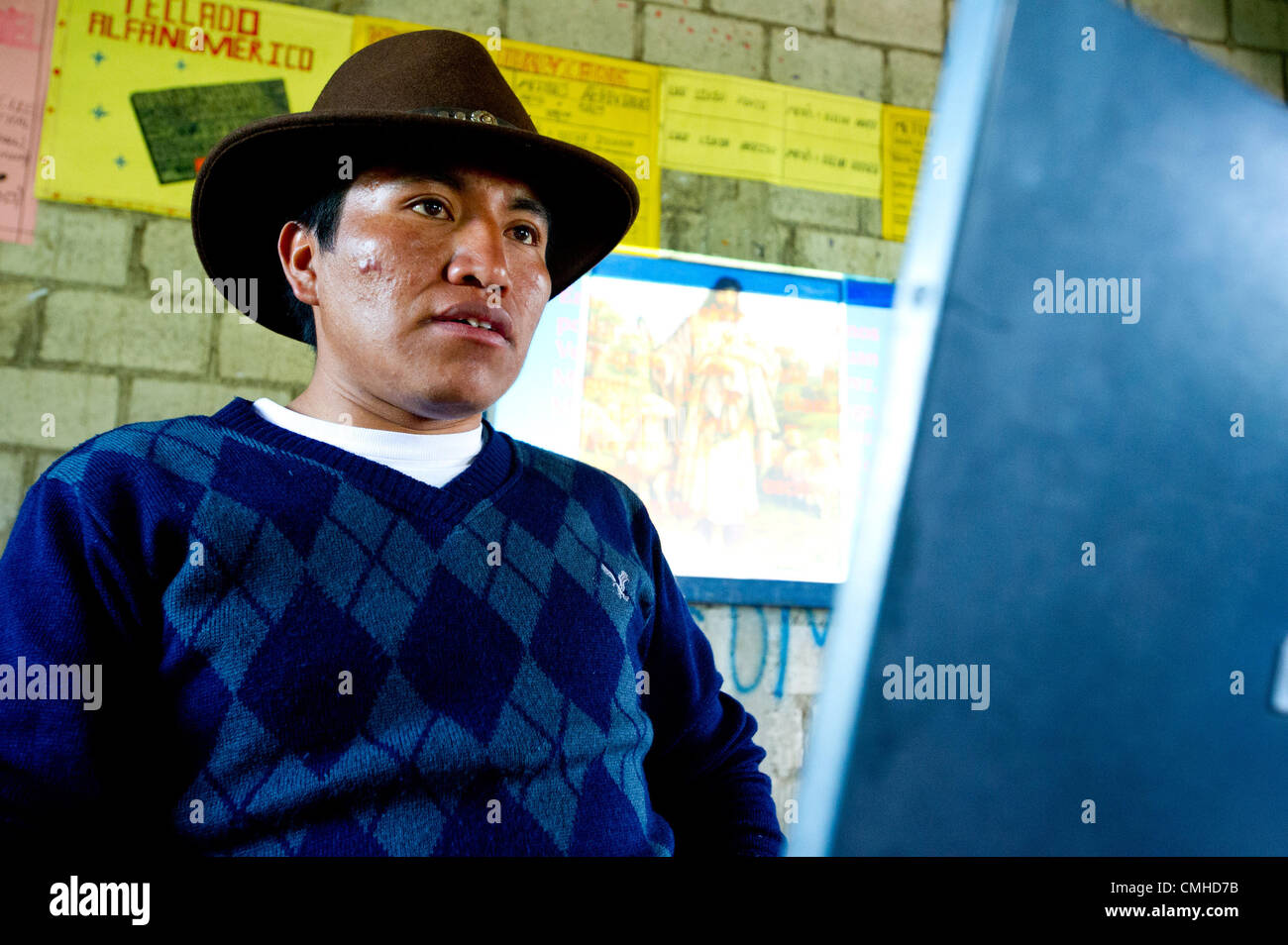 28. Juli 2012 - San Juan Ixcey (Gemeinde, Heuheutenango (Abteilung, Guatemala - 28. Juli 2012, Huehuetenango, Guatemala - ein Gemeindevorsteher in dem Dorf Jolomguitz im westlichen Guatemala gibt es eine Präsentation über die Geschichte der Bildung in der Gemeinschaft zu Besuch CRWRC Mitarbeiterinnen und Mitarbeiter. CRWRC unterstützt Gesundheit, Landwirtschaft und Erwachsenenbildung in dieser Gemeinschaft, die wie viele andere im ländlichen Guatemala wenig Wert auf Bildung gelegt hatte, bis Sie CRWRC, um lokalen Erwachsene lesen und schreiben zu trainieren. (Kredit-Bild: © David Snyder/ZUMAPRESS.com) Stockfoto