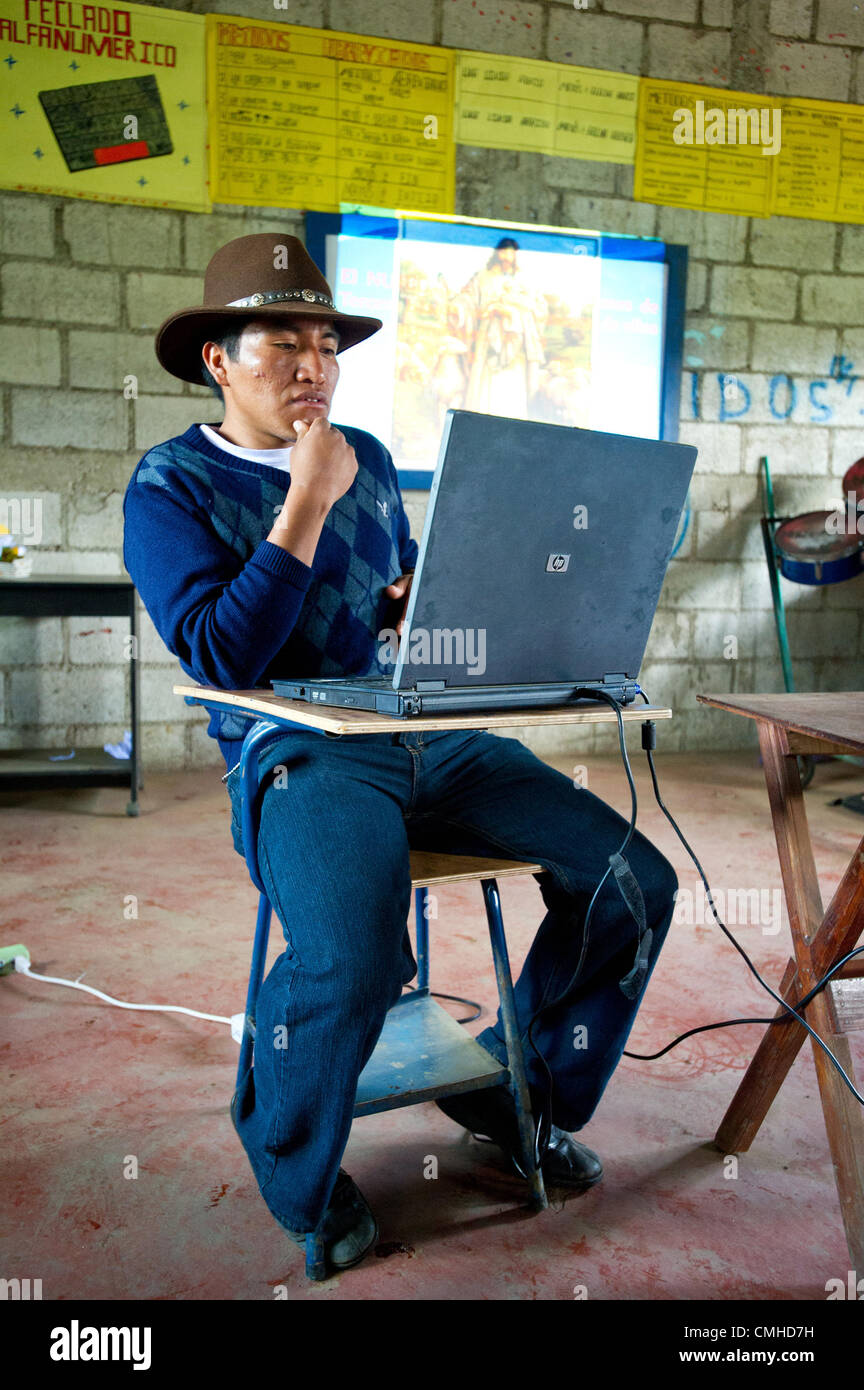 28. Juli 2012 - San Juan Ixcey (Gemeinde, Heuheutenango (Abteilung, Guatemala - 28. Juli 2012, Huehuetenango, Guatemala - ein Gemeindevorsteher in dem Dorf Jolomguitz im westlichen Guatemala gibt es eine Präsentation über die Geschichte der Bildung in der Gemeinschaft zu Besuch CRWRC Mitarbeiterinnen und Mitarbeiter. CRWRC unterstützt Gesundheit, Landwirtschaft und Erwachsenenbildung in dieser Gemeinschaft, die wie viele andere im ländlichen Guatemala wenig Wert auf Bildung gelegt hatte, bis Sie CRWRC, um lokalen Erwachsene lesen und schreiben zu trainieren. (Kredit-Bild: © David Snyder/ZUMAPRESS.com) Stockfoto