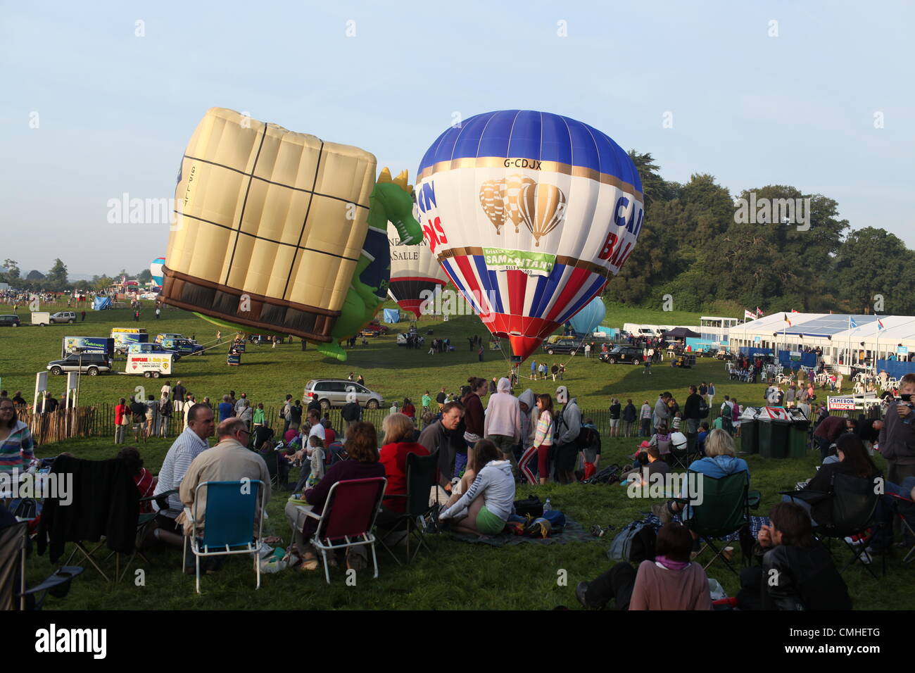 11. August 2012, 34. Bristol International Balloon Fiesta, Bristol, UK.  Das Publikum beobachten, wie Luftballons bereit sind. Stockfoto