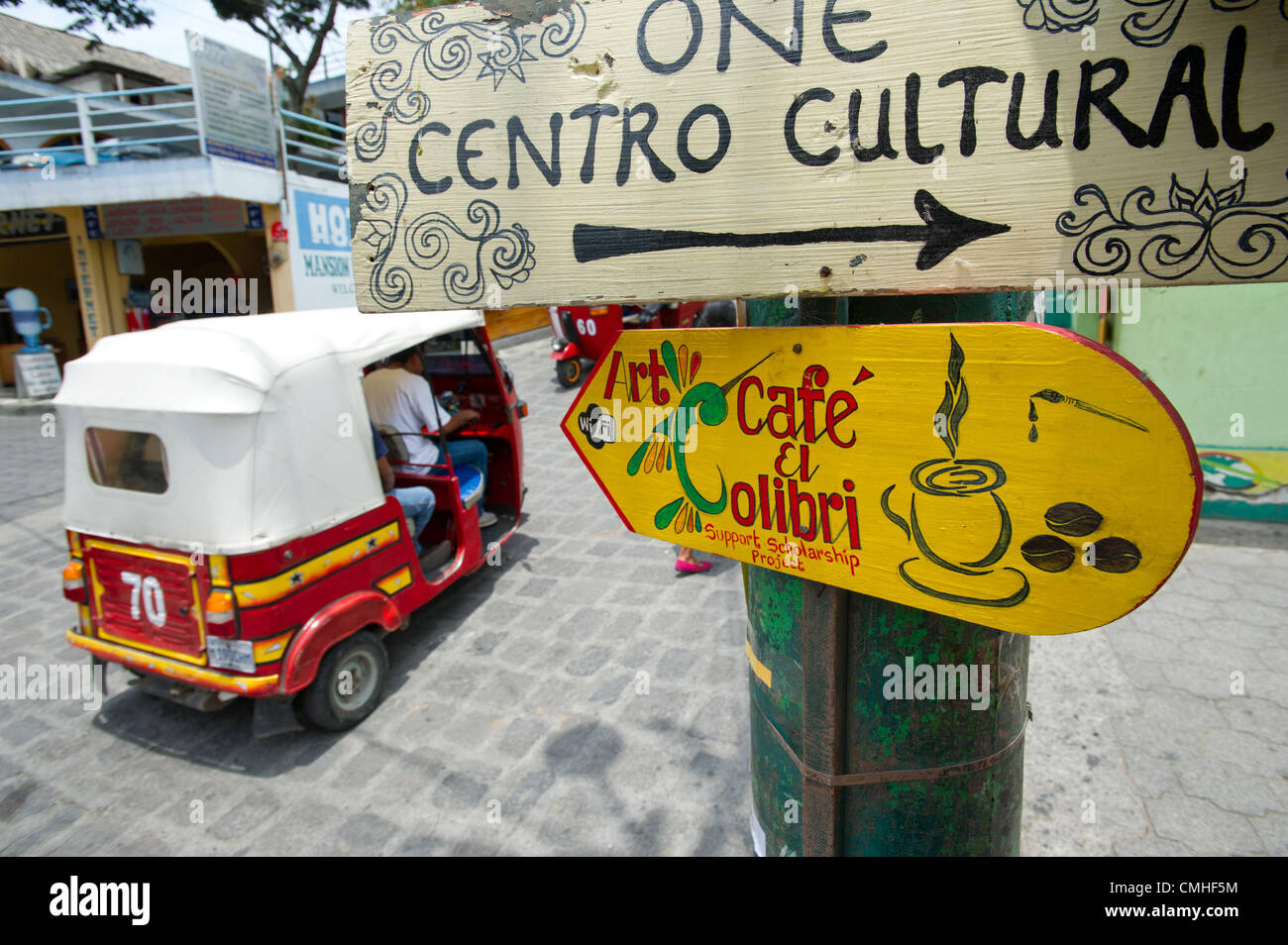 2. August 2012 - San Pedro La Leguna (Municipalit, Solola (Abteilung, Guatemala - 2. August 2012, Solola, Guatemala - Szenen aus den Gassen von San Pedro la Laguna, Guatemala, wo Counterpart International die Spanischkurse in San Pedro in seinen Bemühungen, seine 25 Spanisch Sprachlehrer vollständigere Schulen unterstützt. Die 25 Lehrer absolvierte am 2. August 2012 ein Gegenstück unterstützt 13-Tages-Kurs, die Lehrmethoden und Grammatik Punkte abgedeckt. (Kredit-Bild: © David Snyder/ZUMAPRESS.com) Stockfoto