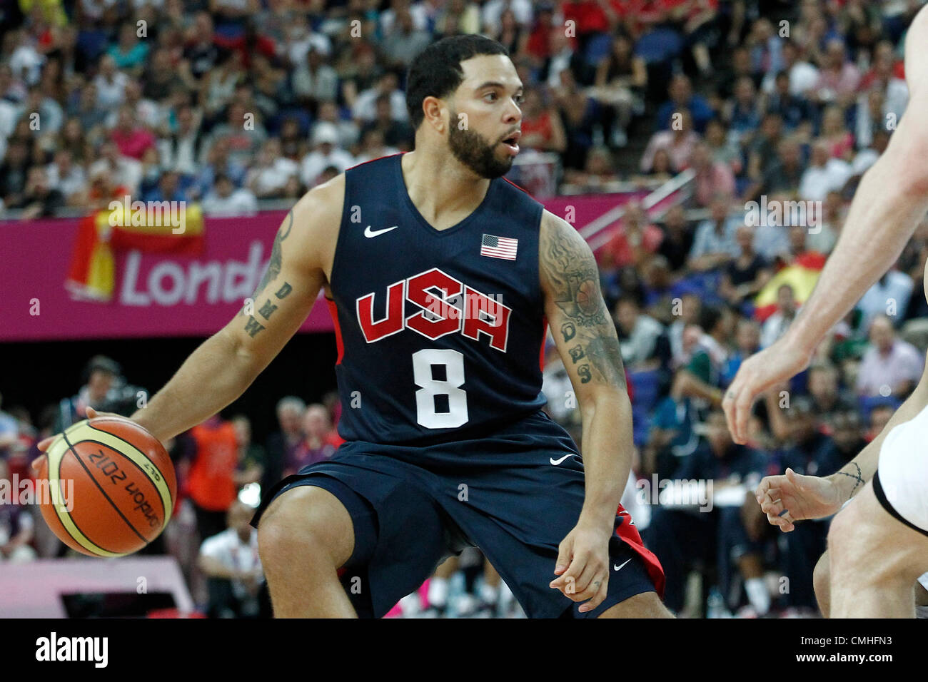 10.08.2012. London, England. Deron Williams USA dribbelt während 109-80 Team USA Sieg über Team Argentinien, während die Männer Basketball-Halbfinale bei der North Greenwich Arena, in London, Großbritannien. Stockfoto