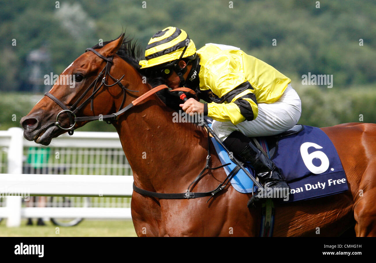 11.08.2012. Ascot, ENGLAND Aaron Gryder auf Viking Storm (Trainer H J L Dunlop) geht nach der Winning Post in Aktion in der Michael Page International Shergar Cup Challenge (Klasse 3 Handicap) während der Dubai Duty Free Shergar Cup bei Ascot-Rennen. Stockfoto