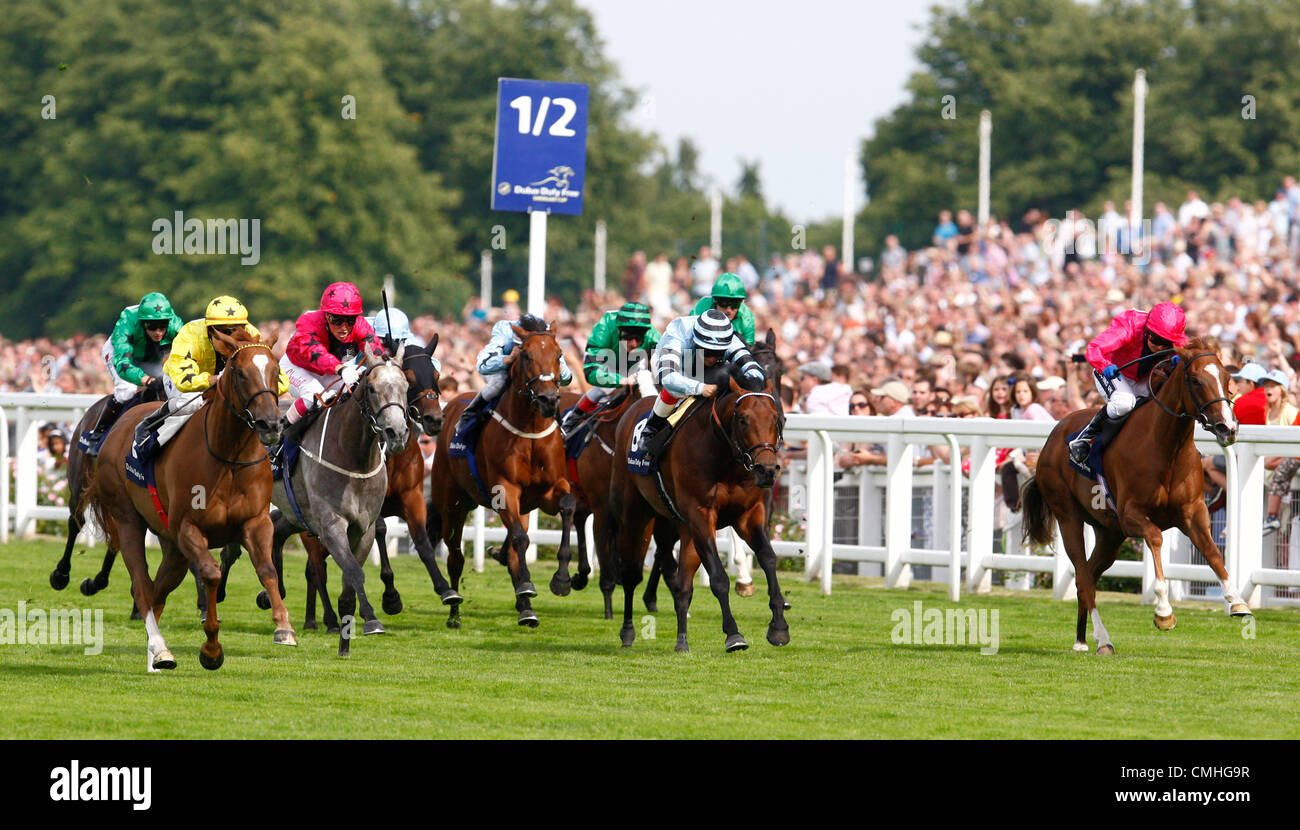11.08.12 geht Ascot, ENGLAND Matthew Chadwick auf Hackfleisch (Trainer R Charlton) über die Winning Post in Aktion in der Dubai Duty Free Shergar Cup Sprint (Klasse 2 Handicap) während der Dubai Duty Free Shergar Cup bei Ascot-Rennen. Stockfoto