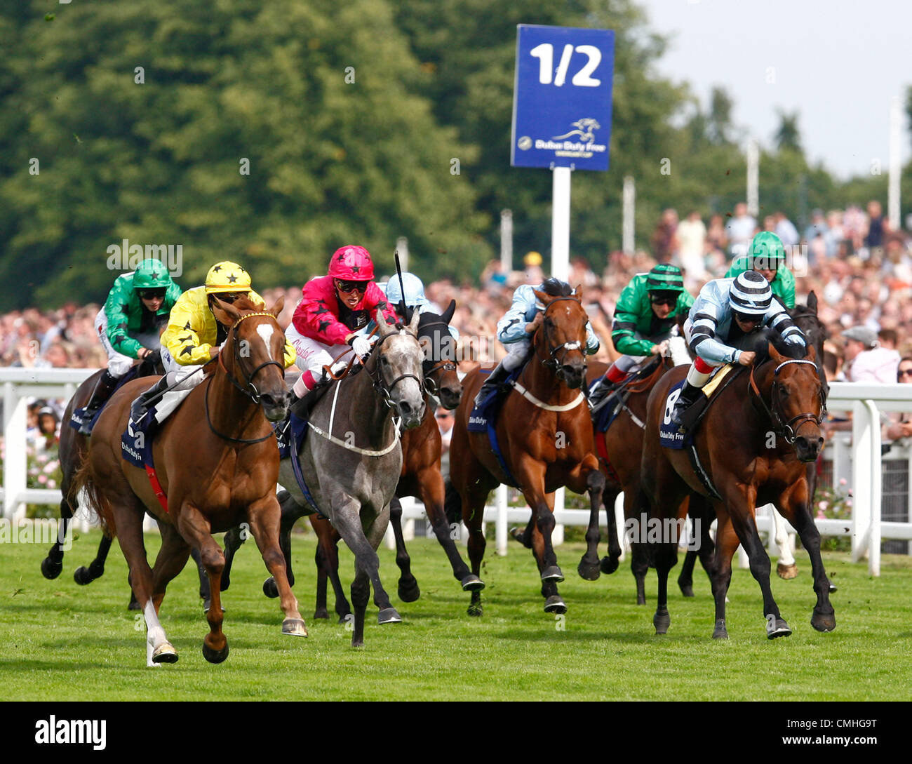 11.08.12 geht Ascot, ENGLAND Matthew Chadwick auf Hackfleisch (Trainer R Charlton) über die Winning Post in Aktion in der Dubai Duty Free Shergar Cup Sprint (Klasse 2 Handicap) während der Dubai Duty Free Shergar Cup bei Ascot-Rennen. Stockfoto