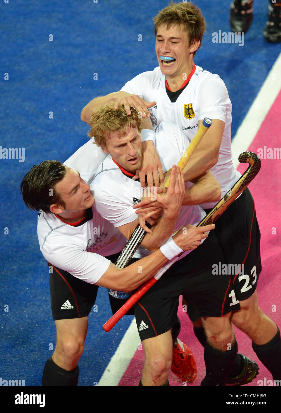 11.08.2012. London England. Deutschlands Jan Philipp Rabente (C) feiert mit Christopher Wesley (L) und Florian Fuchs (R) nach erzielte das Tor zum 1: 0 beim Hockey Gold Medal Match zwischen Deutschland und den Niederlanden beim Wettbewerb fangen Sie Hockey auf London 2012 Olympische Spiele, London, Großbritannien, 11. August 2012. Stockfoto